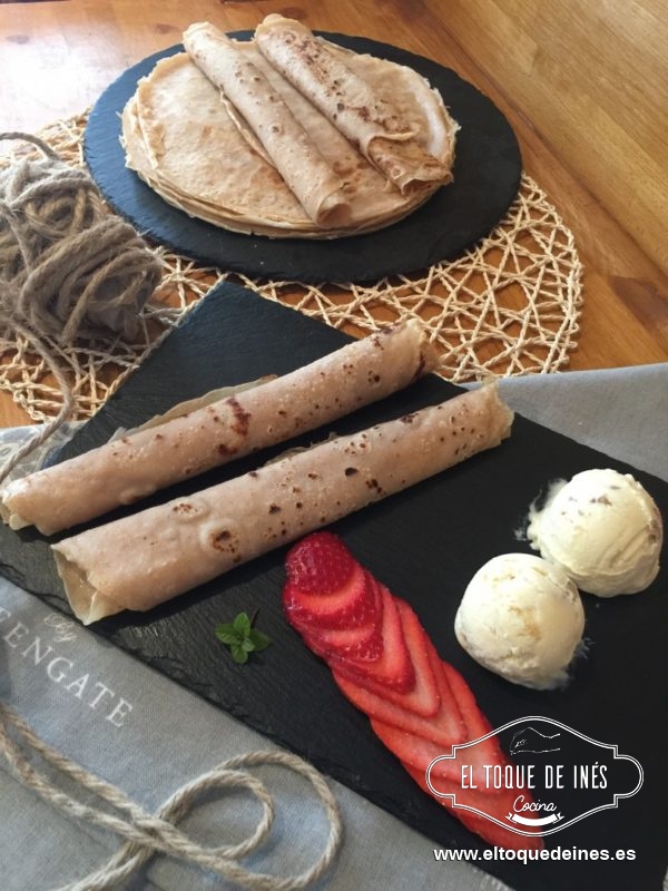 Ya solo nos queda emplatar, acompañándonos de fresas, frambuesas, unas hojitas de menta... como más os guste.