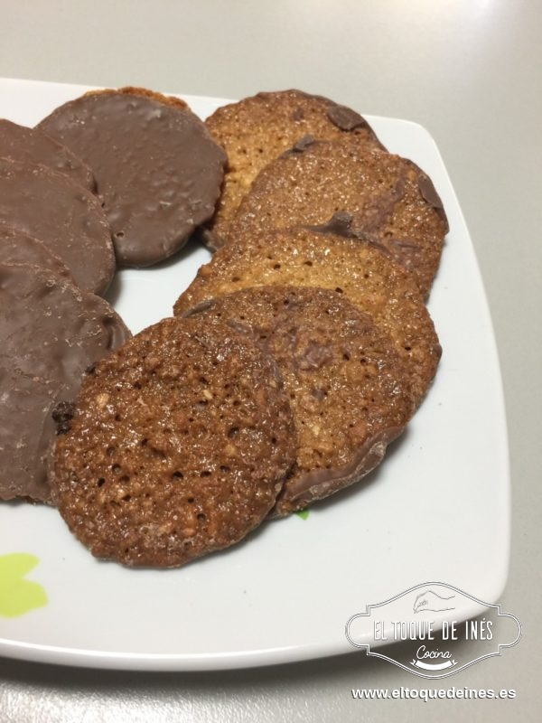 Cuando estén frías las galletas vamos pintando con una espátula o ayudados con un pincel o una cucharilla.