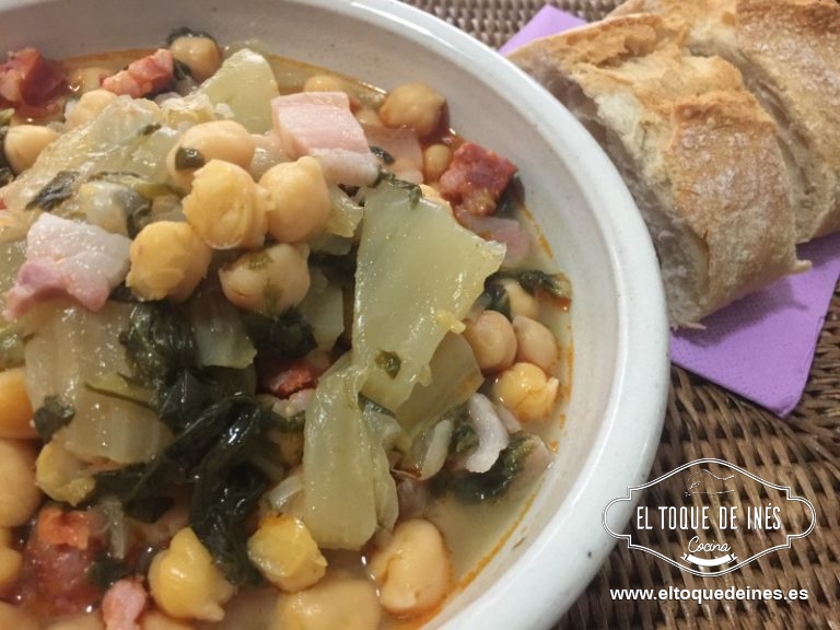 Cuando esté todo tierno incorporamos los garbanzos y la cucharadita de pimentón; cocinamos un par de minutos para que los garbanzos se integren bien y cojan todo el sabor.