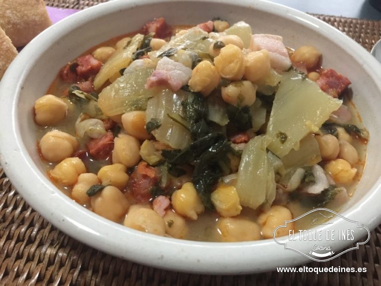Incorporamos los garbanzos y programamos 6 min/ 100º/ giro inverso / vel cuchara.