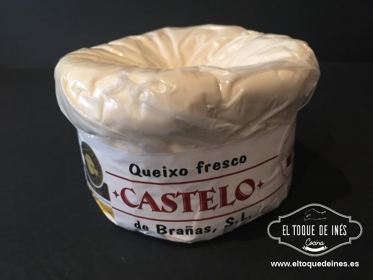 Vertemos sobre la masa pre horneada; colocamos encima los tomates cherry y repartimos a trocitos el queso por la superficie. (este es el queso)