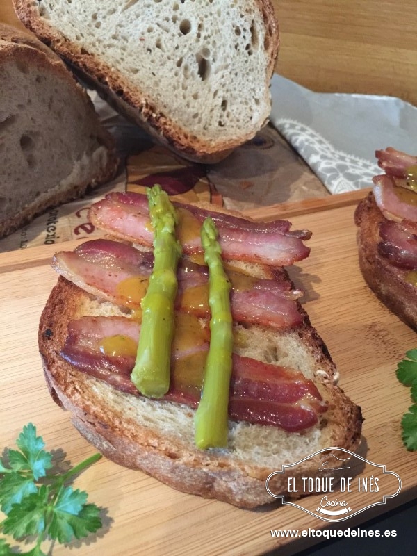 En cada plato vamos colocando una rebanada, encima la panceta, cubriendo con 2-3 espárragos y por encima una cucharadita de salsa de sidra.