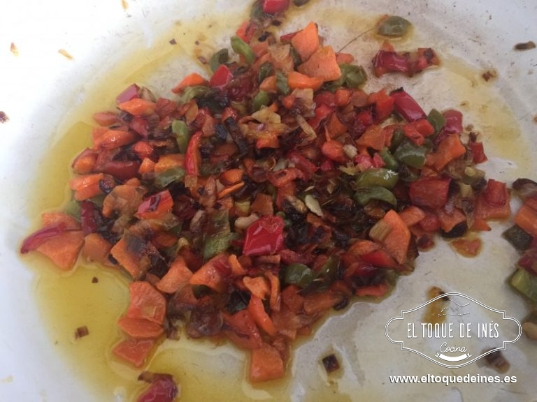 Sofreímos mientras en un poco de aceite la zanahoria, el puerro y los pimientos bien picaditos.