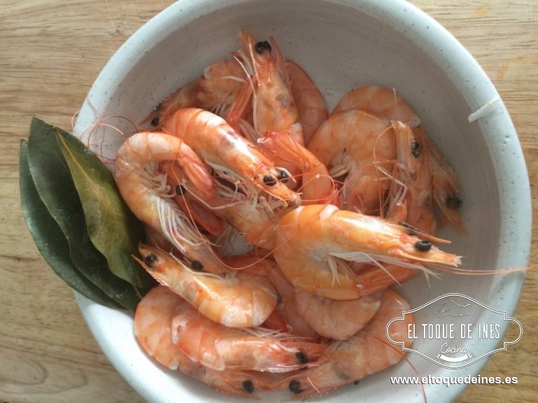 Una vez que esté lo retiramos y dejamos enfriar. En ese mismo agua podemos cocer los langostinos.