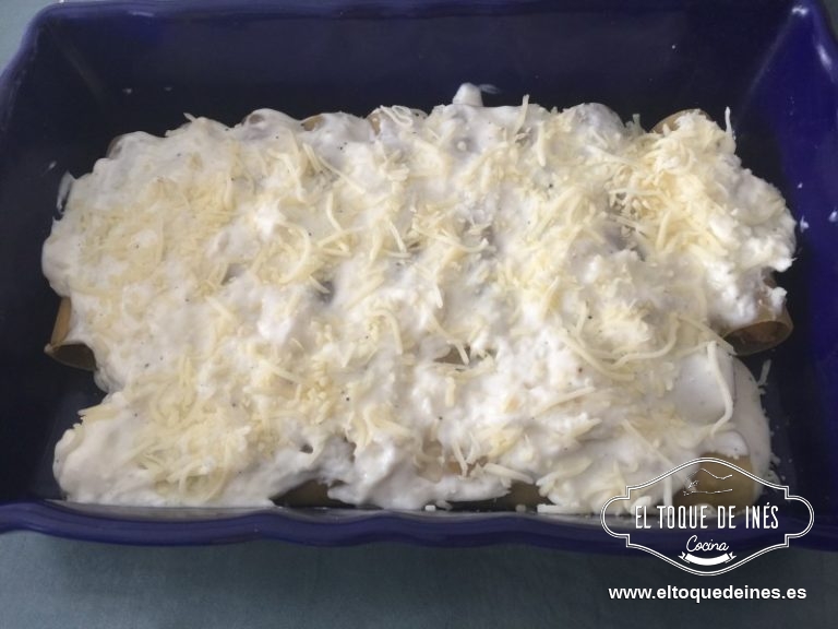 Rellenamos los canelones y vamos colocándolos en la fuente y por encima vertemos la bechamel.
