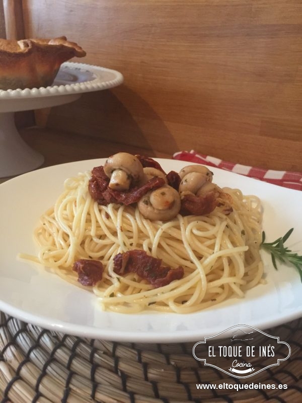 Escurrimos la pasta, echamos en la sartén junto con el salteado y le3 damos un par de vueltas para que coja todo el sabor.