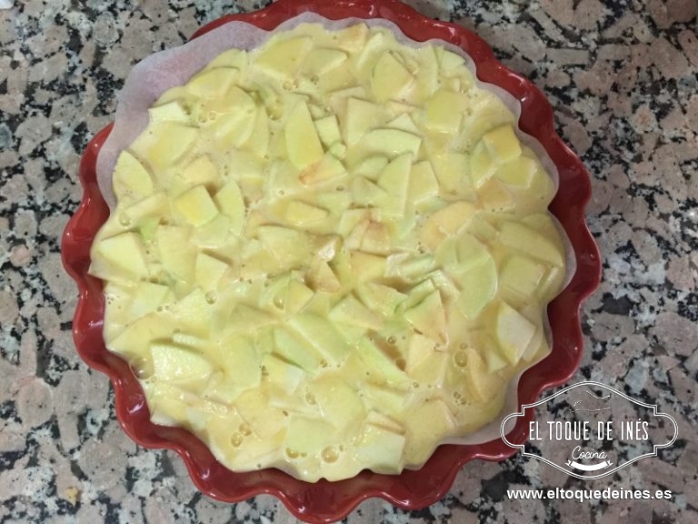 Batimos los huevos junto con el azúcar, la leche y la harina (en thermomix 30 seg/ vel 5) podrían hacerlo con una batidora de mano o de vaso, que no queden grumos.