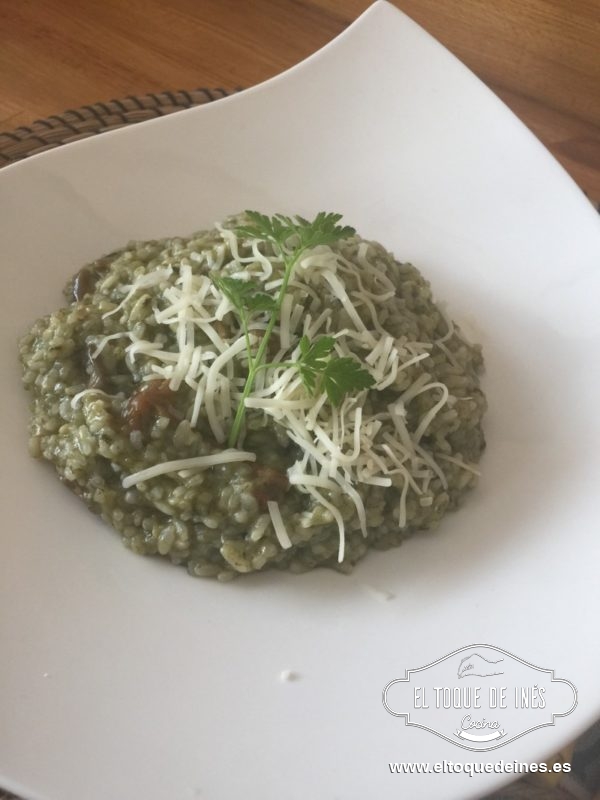 Una vez finalice el tiempo servimos el risotto, le echamos una pizca de la mantequilla por encima y repartimos el queso rallado.