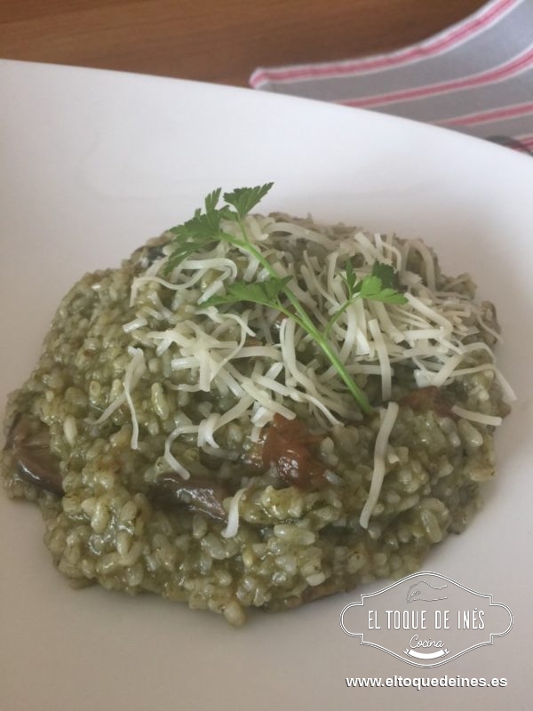 Una vez listo emplatáis, repartís la mantequilla y el queso rallado por encima.