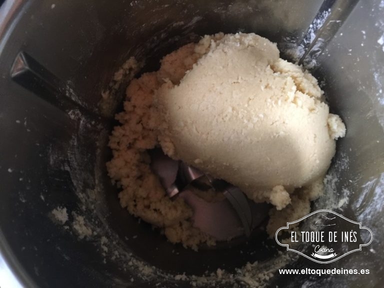 Añadimos el resto de ingredientes y mezclamos bien con ayuda de unas varillas o robot (en thermomix 1 min/ vel 4)