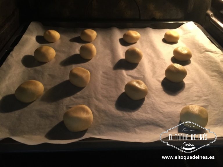 Hacemos bolitas (podéis usar moldes de galletas) y vamos colocando sobre papel de horno en la bandeja.