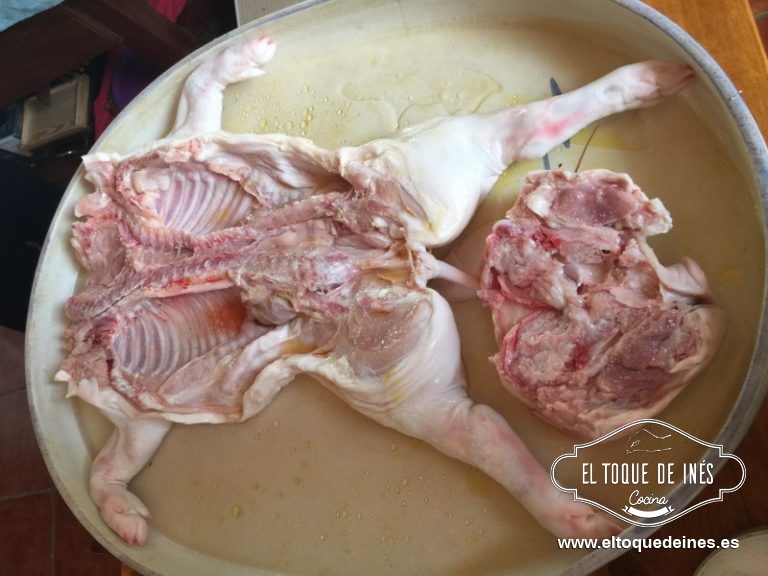 Ponemos el cochinillo en la fuente con la piel hacia abajo, salamos y echamos un chorrito de aceite, comino 3-4 cucharadas. 