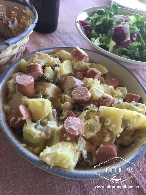 Vertemos la salsa y mezclamos con cuidado.