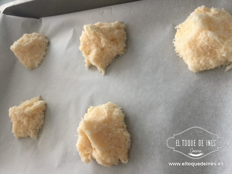 Hacemos bolitas dejándole como un piquito para que quede como el típico coquito.