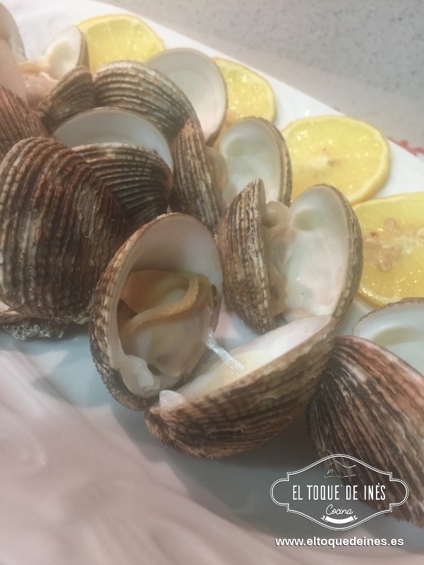 Sacar a una fuente, echar unas gotas de limón si queremos y a disfrutar! 