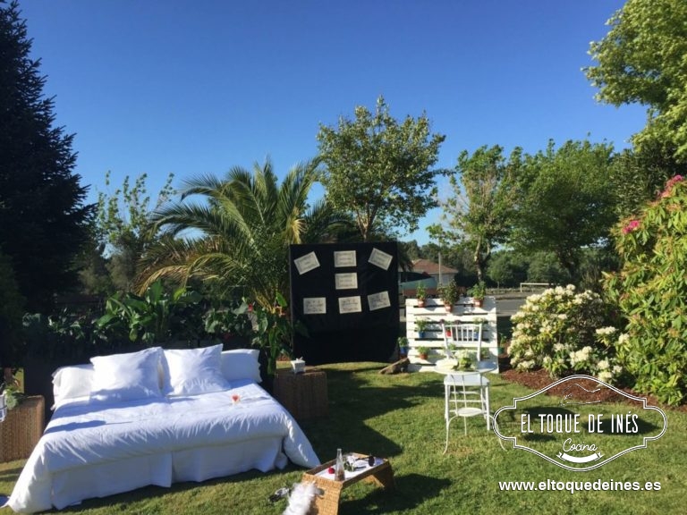 Nos recibieron mostrándonos como ellos realizan la habitación de un hotel.