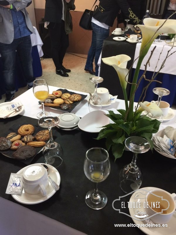 Nos invitaron a desayunar, servicio de 10.