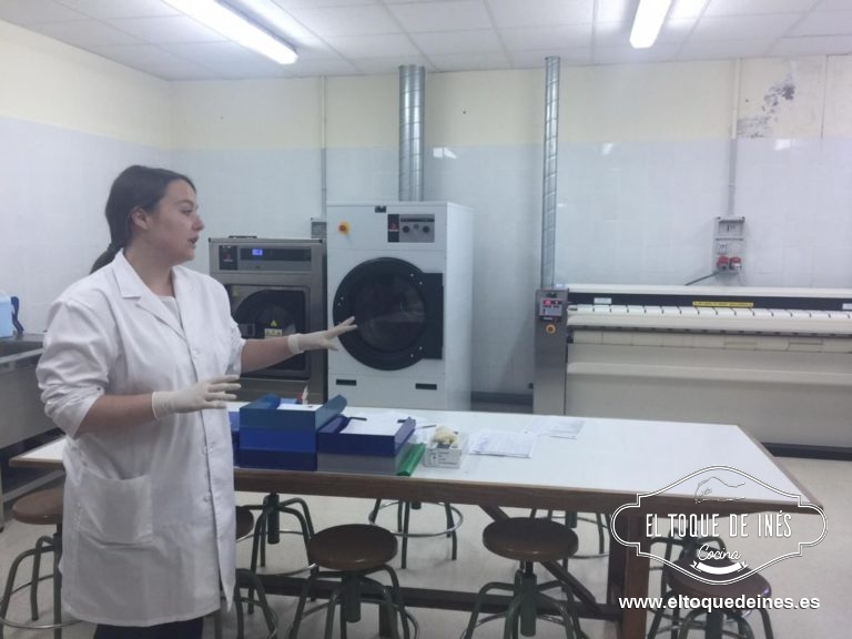 Seguimos con las instalaciones de lavandería, donde una alumna nos explicó cómo hacían a diario sus tareas.