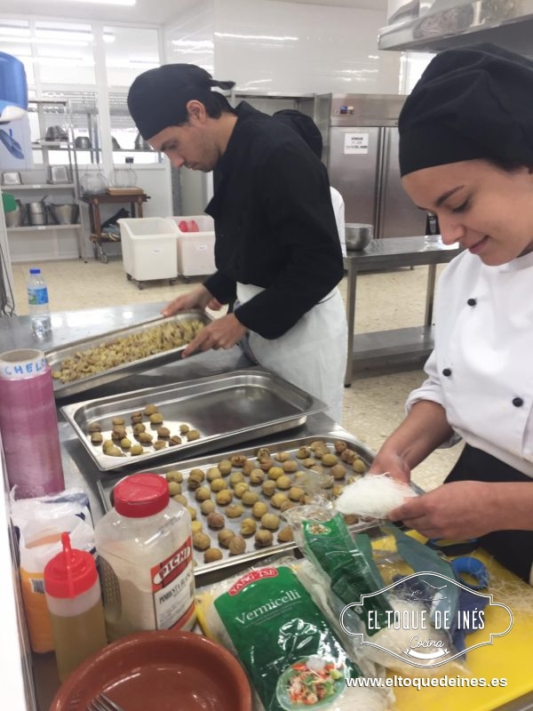 Allí pudimos ver cómo algunos alumnos preparaban la comida, otros los panes y otros los postres que luego no se invitaban a degustar.