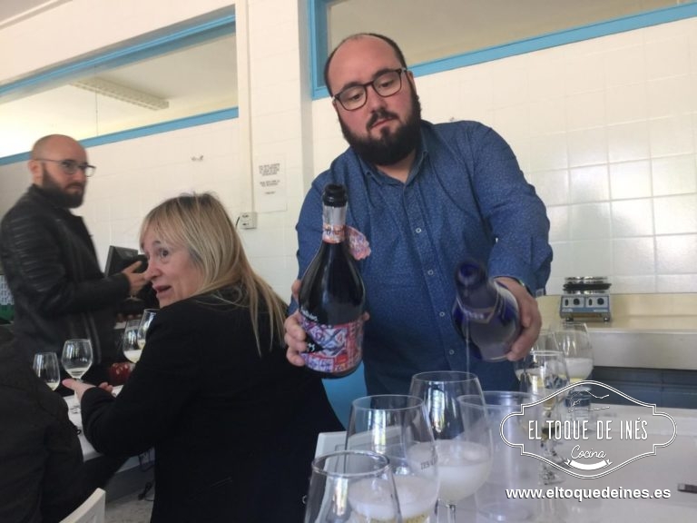 Pablo, antiguo alumno y hoy sumiller nos hizo una cata a ciegas de vinos...yo no soy muy entendida en vinos pero me encantaron todas sus explicaciones.