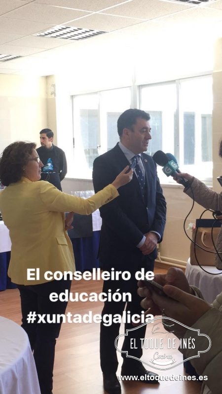 Llegó la hora del aperitivo, el conselleiro de Educación se interesó por nuestros blogs y alabó la formación que en el centro   recibían los alumnos.