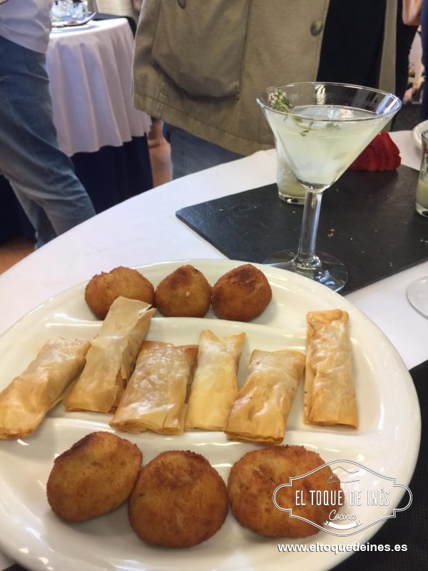 Cócteles, vino, saquitos de vieiras, mejillones con vinagreta....