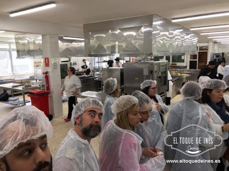 Más tarde entramos a las cocinas, con gorro, calzas y bata para mantener la limpieza del lugar.