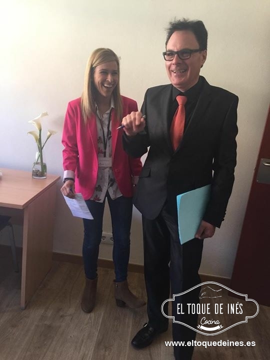 Nazareth, profesora del centro muy amablemente nos fue explicando cada rincón y las tareas a realizar.