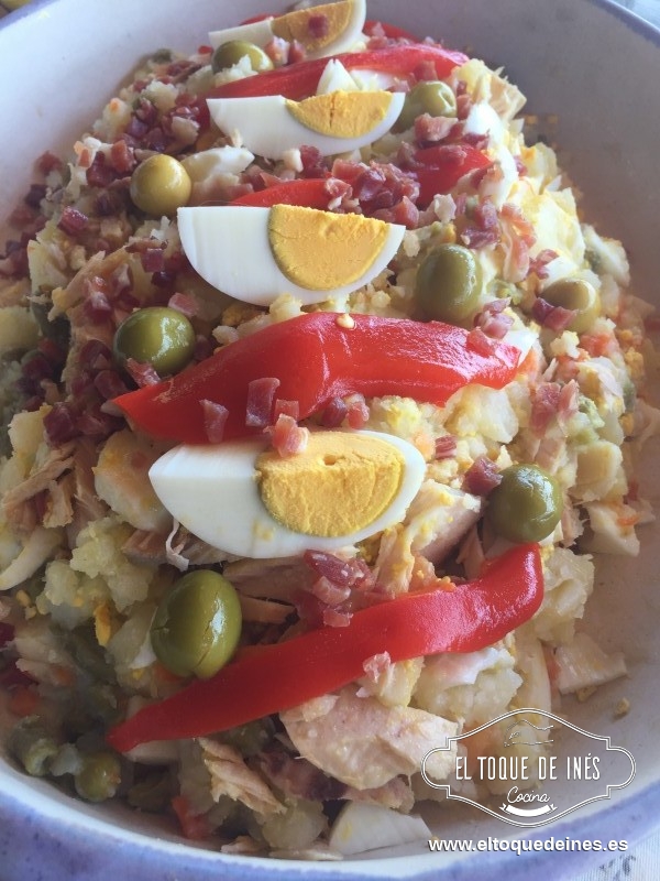 Al sacarla para servir decoramos con unos trozos de huevo, pimiento morrón en tiras y aceitunas .