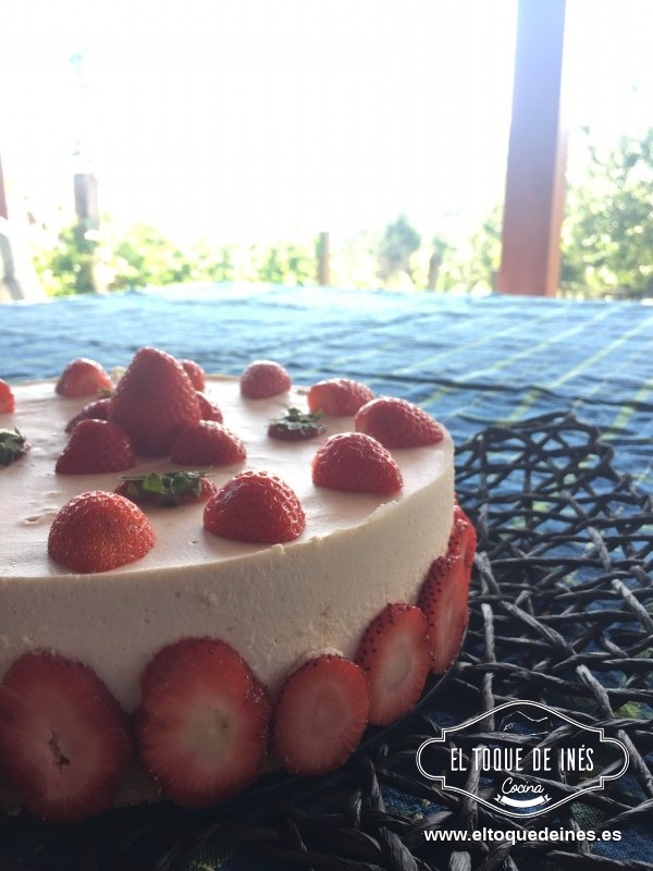 Al día siguiente desmoldé y decoré con las fresas por encima y los laterales.
