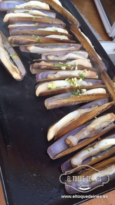 Encendemos la plancha y cuando comience a estar caliente vamos colocando las navajas.