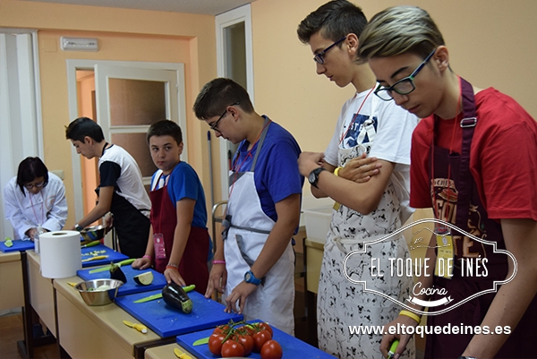 Clase de cocina, como usar los cuchillos, cortar de diferentes maneras verduras, saltearlas, hacer salchichas frescas, limpiar caballas y chipirones etc etc