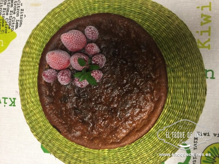 Decorar al gusto, yo le puse unas fotos fresas congeladas y unas hojitas de menta.