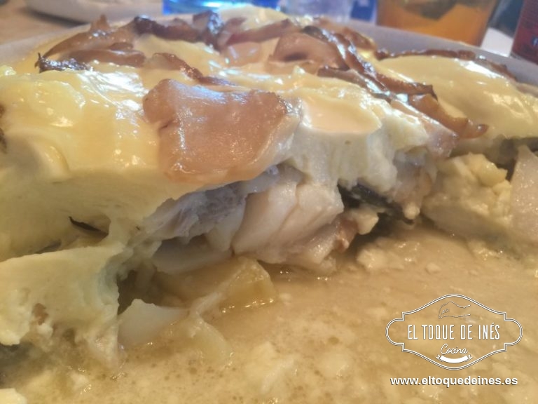 Vertemos sobre el bacalao, si queréis le colocáis unos pocos boletus por encima para decorar e incluso podéis darle 5 minutos de horno, quedará muy rico.