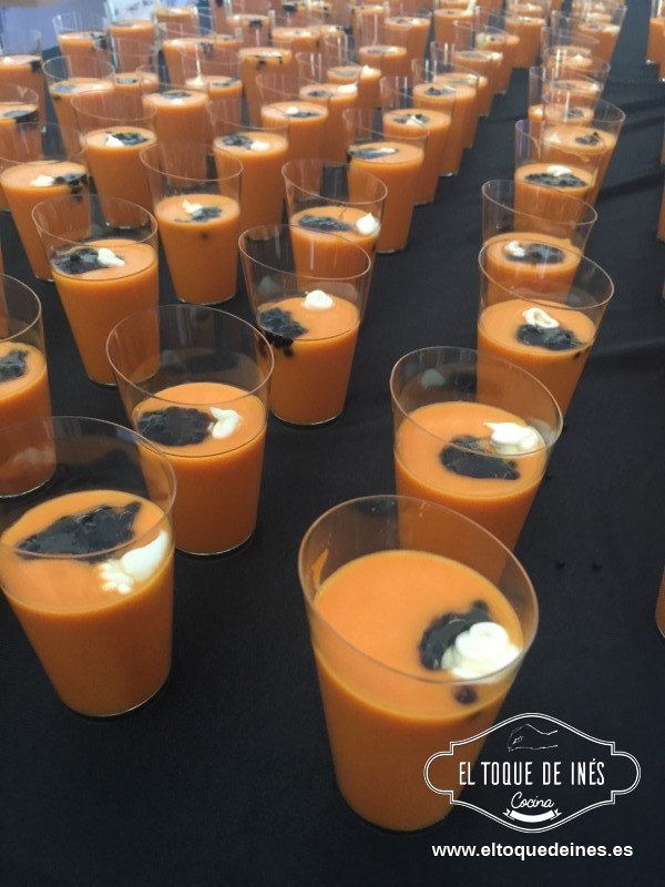 Mirad que aperitivos les preparamos a los padres...salmorejo con perlas de vinagre de Módena.