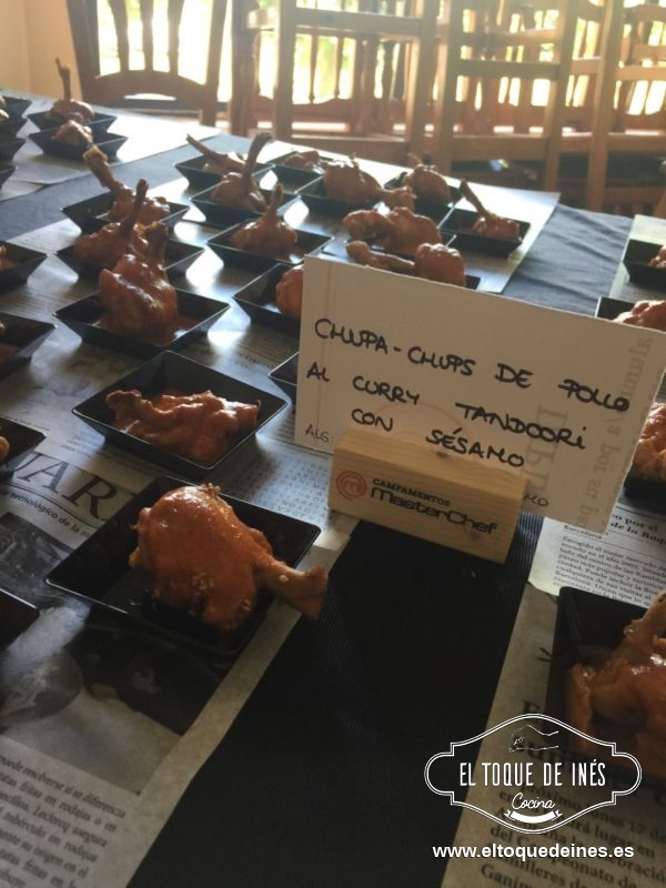 Chupa-chups de pollo al curry con sésamo.