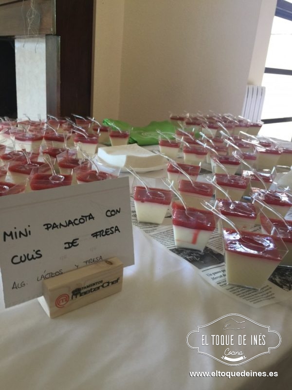 Mini pannacota con culis de fresa.
