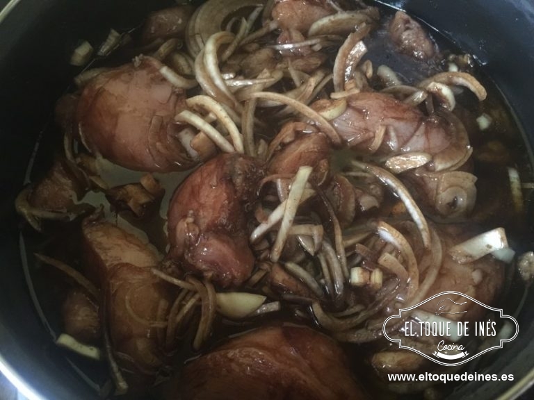 Lo importante es que la carne quede cubierta de líquido, incorporar la sal, al gusto de cada uno.