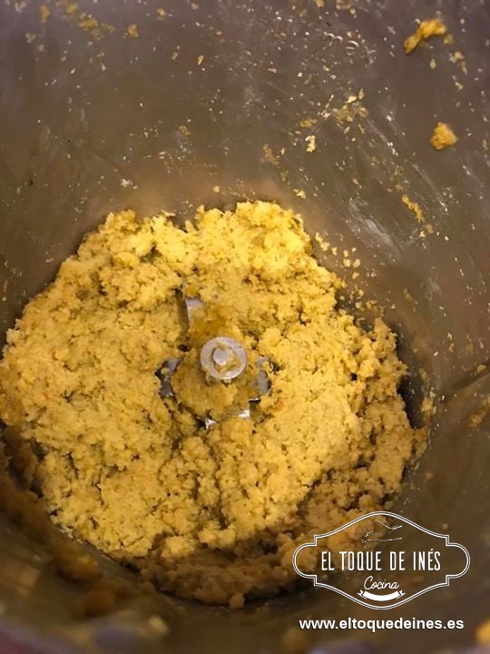 Añadir una cucharada de aove, el vino blanco seco y la sal gorda.
A continuación cocinar 25 min/ varoma/ vel 2.