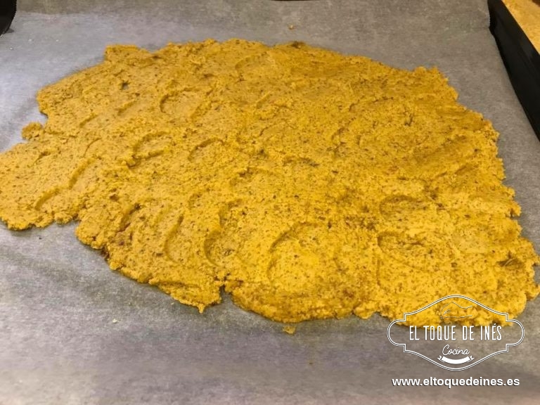 Extender la preparación sobre una bandeja de horno cubierta con papel de hornear y meter en el horno precalentado y con ventilador a 170° durante 35 minutos. Y luego 15 minutos más a 120°.