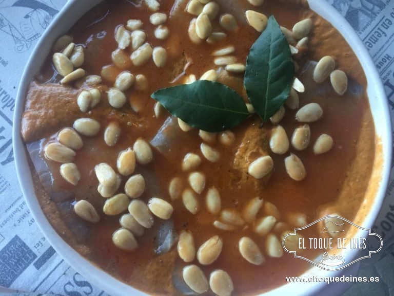 En una fuente del horno echamos las verduras trituradas, encima colocamos los trozos de merluza, salpimentamos.
Le echamos por encima la salsa de almendras.

