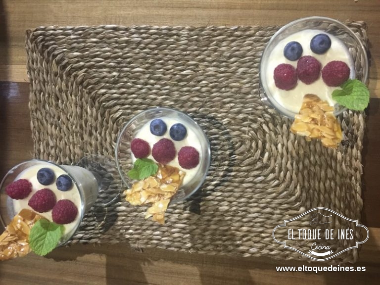 Pasado las horas solo nos queda ultimar el postre; rompemos el crocanti de almendra y le ponemos un trozo a cada copa.
Colocamos unos frutos rojos, ya sean frambuesa, moras, arándanos, grosellas...lo que tengáis vosotros más fácil.

