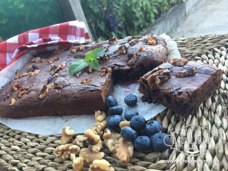 Fundireis el chocolate con la mantequilla en el vaso, 3 min/ 40º/ vel 2.
Luego quitais la temperatura, seleccionáis del 3 y vais incorporamos todos los ingredientes poco a poco por el bocal, hasta que esté todo bien integrado.
El resto de pasos seguís como arriba está indicado.