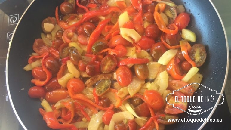 Le incorporamos en la sartén los tomates y salteamos un par de minutos más, que no se hagan en exceso, con 2-3 minutos les llega para que quede todo al dente mejor.