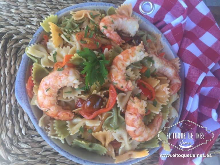 Pasta con tomate y langostinos