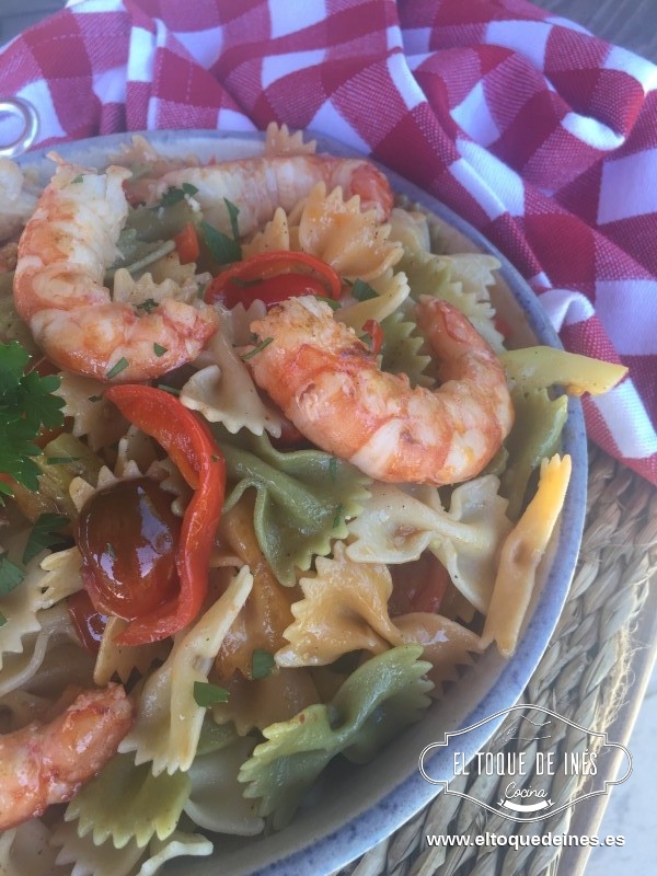 Una vez salteado le incorporamos la pasta y las verduras, salteamos un minuto nada más para que se mezcle todo bien, salpimentamos al gusto. Picamos un poco de perejil por encima.