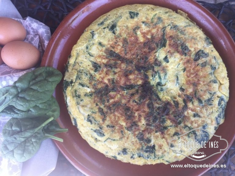Batimos los huevos en un bol y le agregamos las verduras con el bacalao, escurrido sin líquido para que se nos cuaje bien.