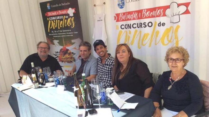 Los cinco miembros del jurado del concurso de pinchos Barbadás a Bocados, sentados a la mesa de cata