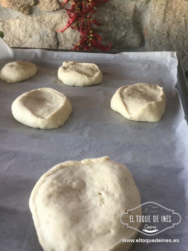 Dividimos la masa en dos y hacemos rulos.