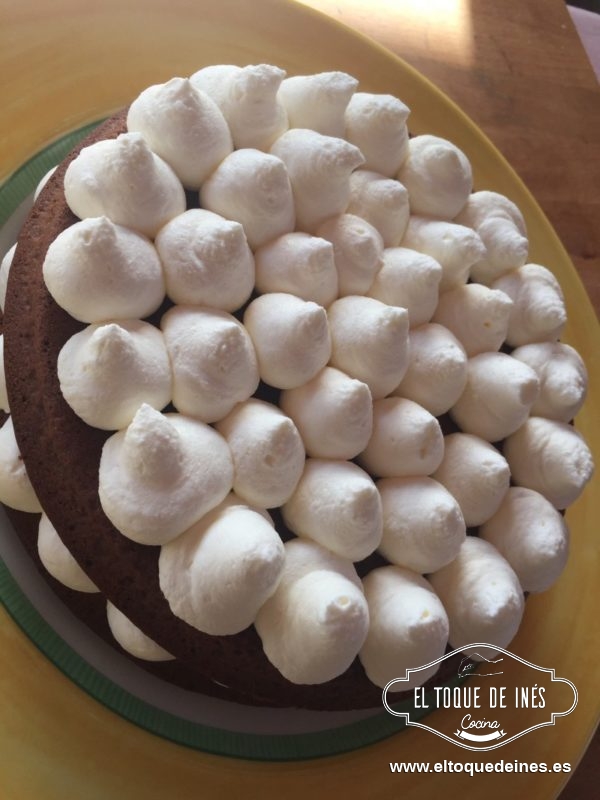 Encima la siguiente capa de bizcocho y sobre ella nata por toda la superficie.